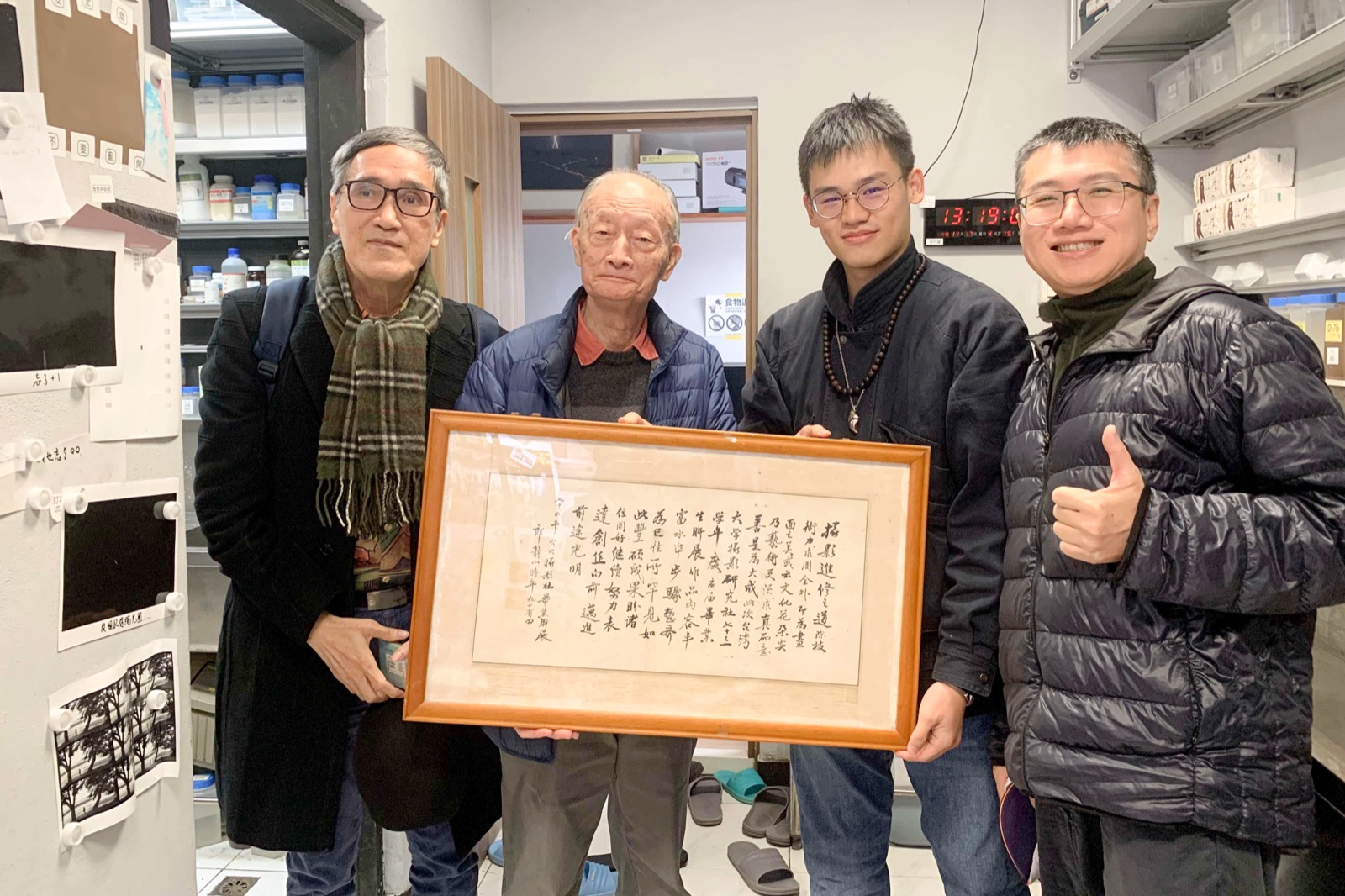 左起:張國治、莊靈、許哲睿、楊鎮豪,合影於台大攝影社暗房。
