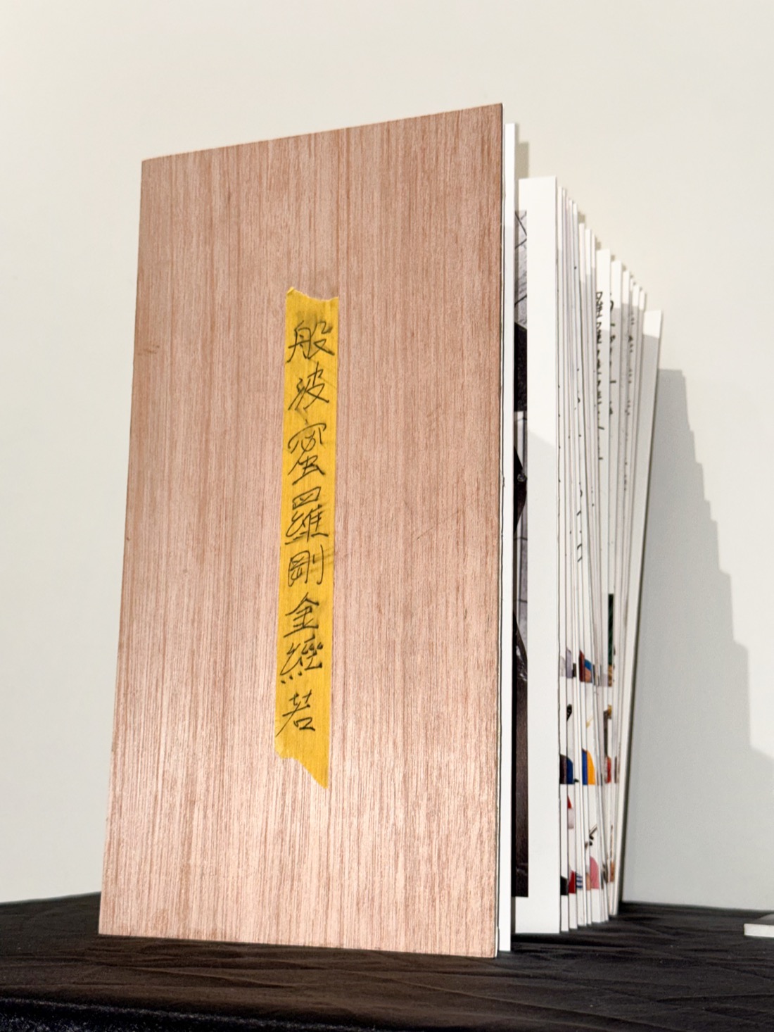 《金剛經注音重排》實體手抄本與木盒,黃色標籤書名。