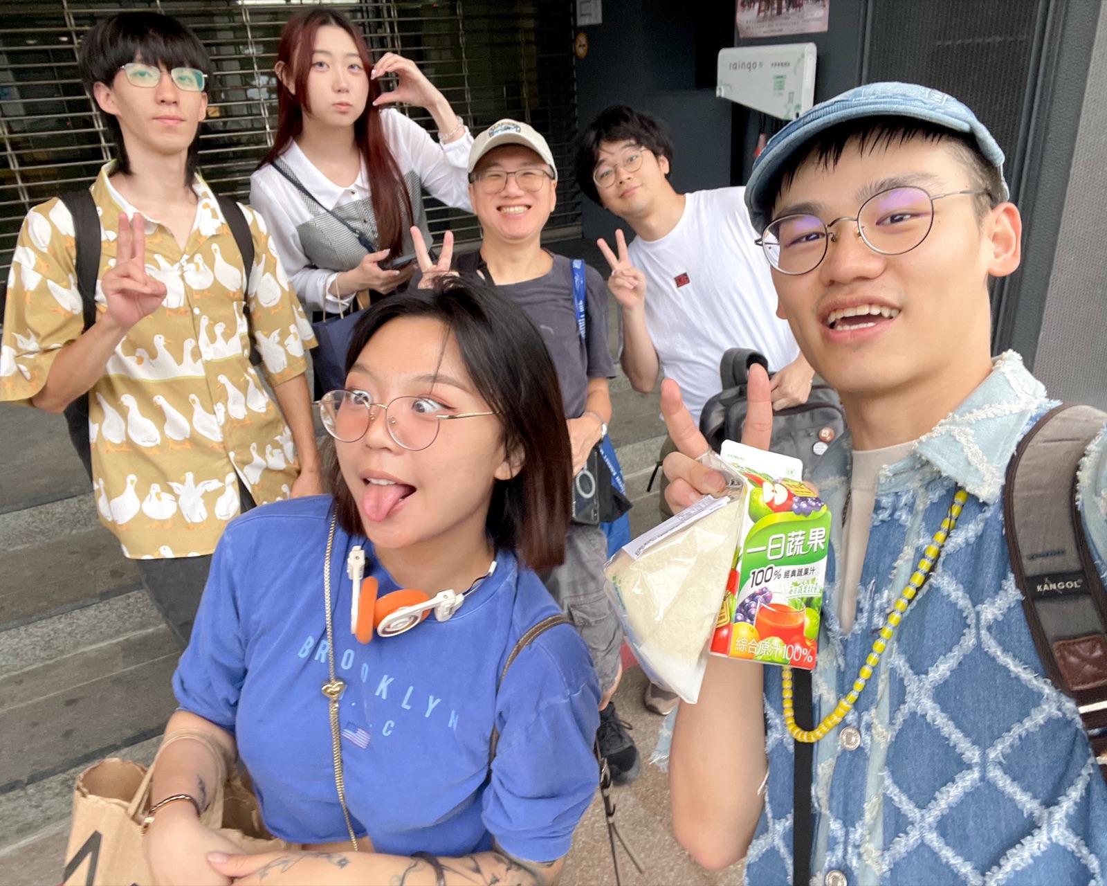 20250706撤展日,撤展團隊合影於展場內。
