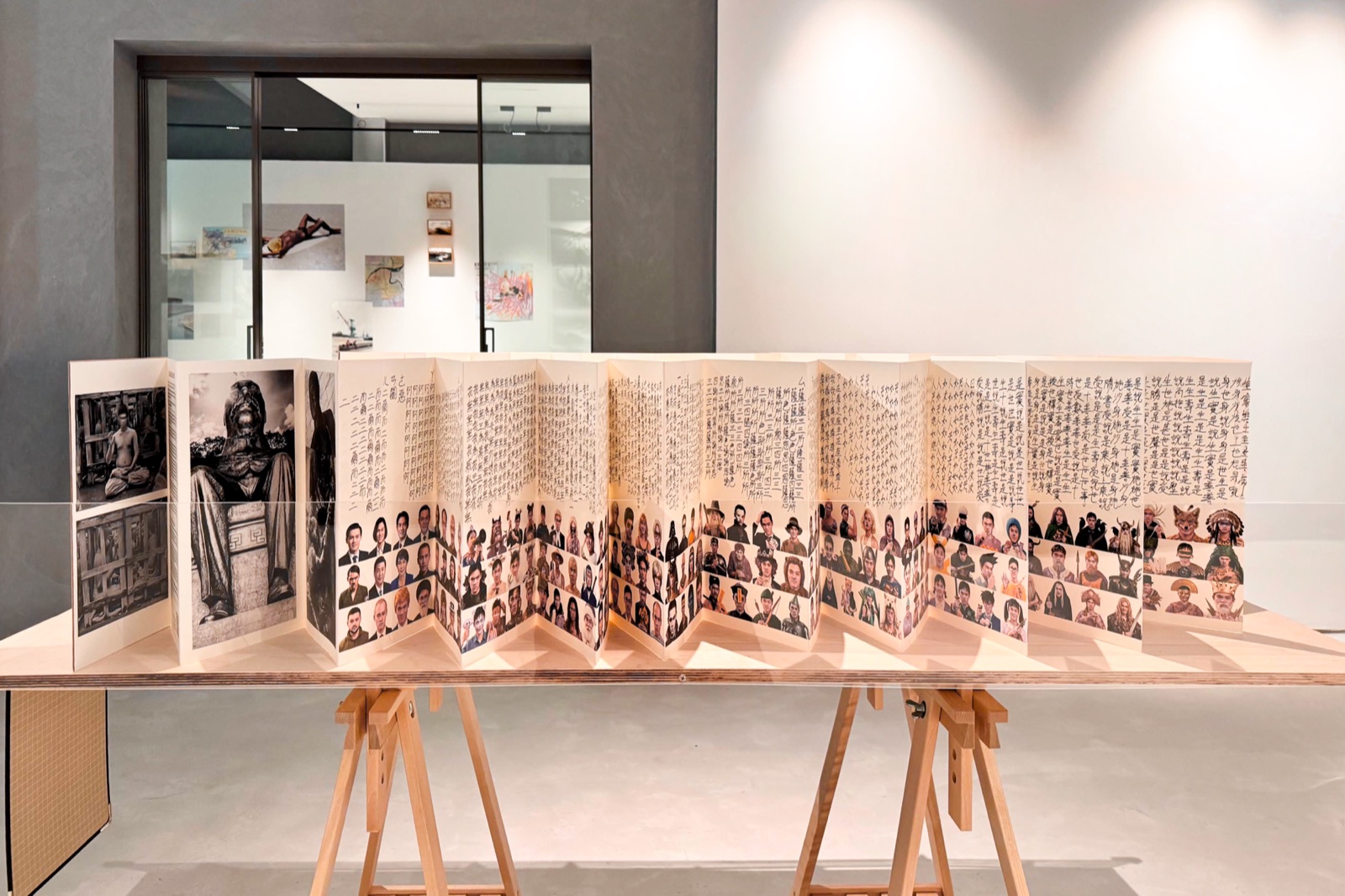 《亞熱帶訊號》展場：《無序身體販賣所》經摺裝全幅攤開，上為手抄注音重排《金剛經》、下為成排 AI 證件照。