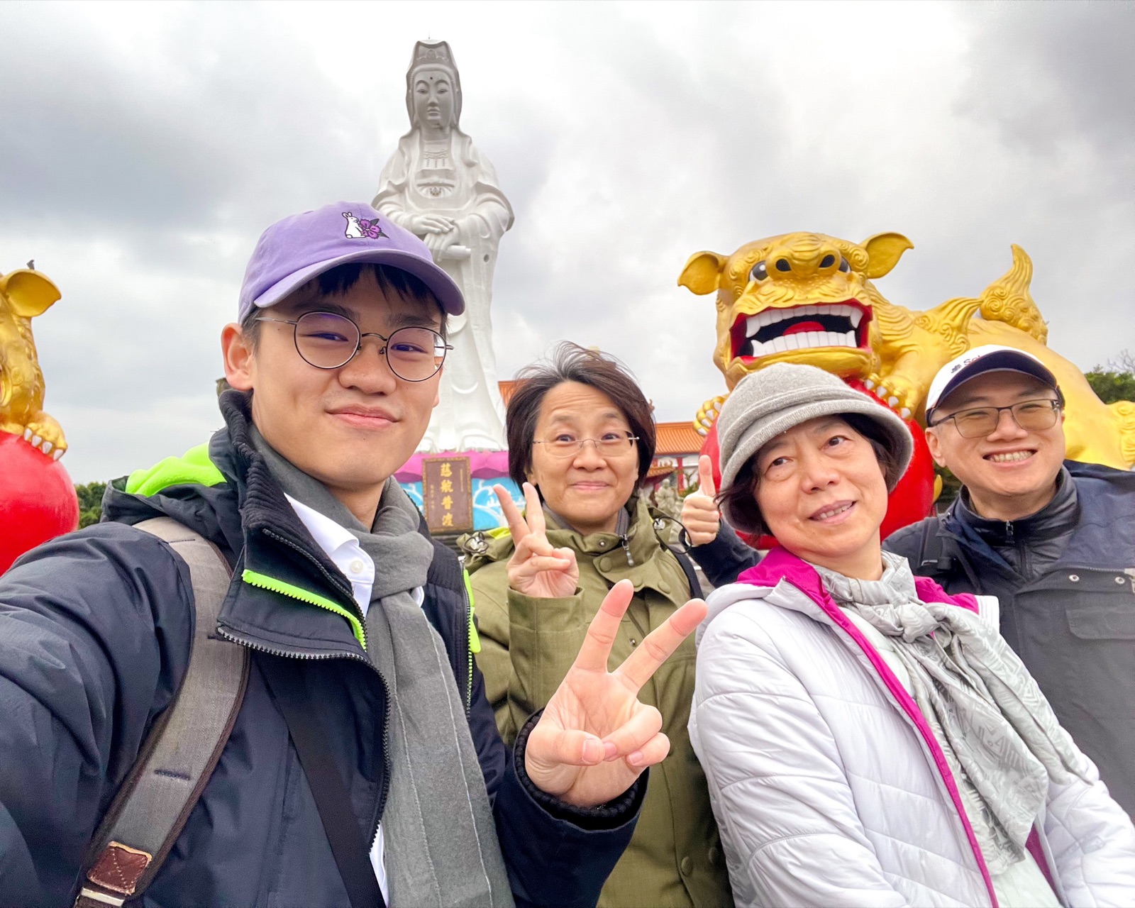從左至右：許哲睿、呂筱渝、姜麗華、楊鎮豪，合影於基隆中正公園。